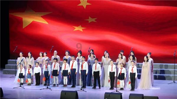 女子见8旬老人摆摊卖烂柿买10斤！老人为何卖烂柿子？